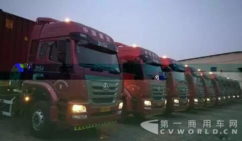 中國(guó)重汽豪瀚MT13天然氣牽引車再次批量入駐錦州港.jpg