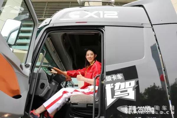 中國(guó)女排前世界冠軍成員薛明試駕歐曼EST超級(jí)卡車(chē).jpg