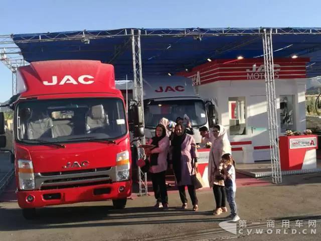 江淮商用車產(chǎn)品吸引伊朗消費者駐足觀看1.jpg
