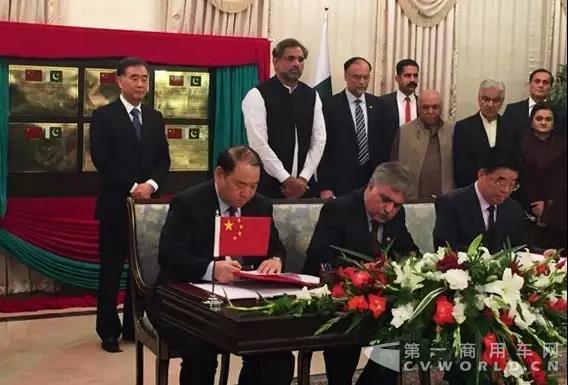 中國重汽集團(tuán)與中國港控公司、巴基斯坦瓜達(dá)爾港務(wù)局正式簽署戰(zhàn)略合作框架協(xié)議.jpg