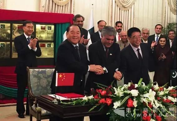 中國重汽集團(tuán)與中國港控公司、巴基斯坦瓜達(dá)爾港務(wù)局正式簽署戰(zhàn)略合作框架協(xié)議1.jpg