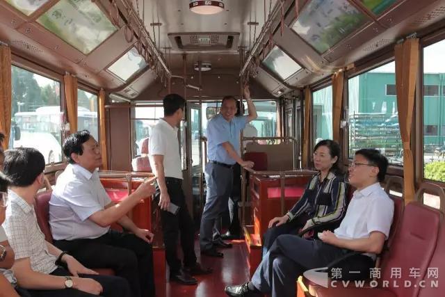 廣東省商務(wù)廳廳長(zhǎng)鄭建榮蒞臨銀隆新能源參觀考察3.jpg