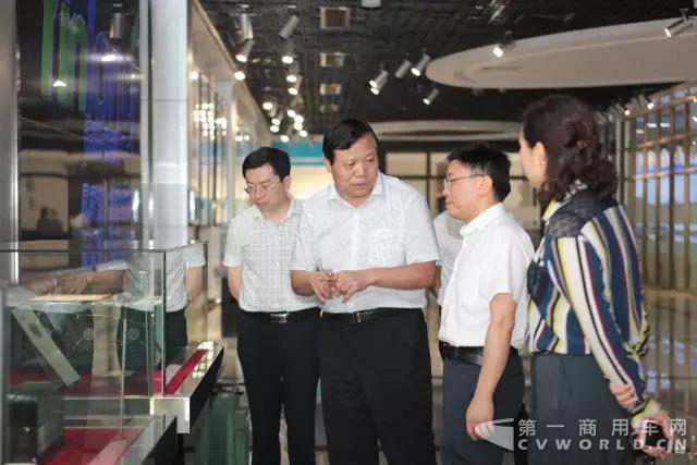 廣東省商務(wù)廳廳長(zhǎng)鄭建榮蒞臨銀隆新能源參觀考察.jpg