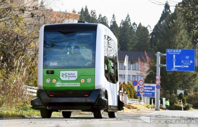 可載10人 無人駕駛巴士正式在日本上路測(cè)試1.jpg