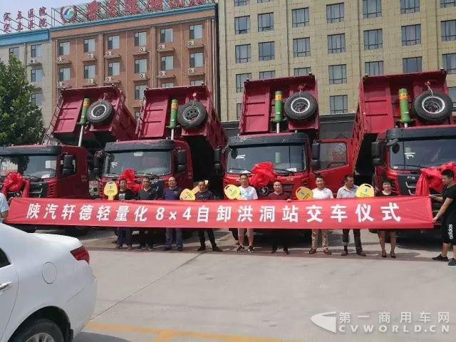 現(xiàn)場訂車35輛 軒德輕量化王者自卸山西再放光彩.jpg