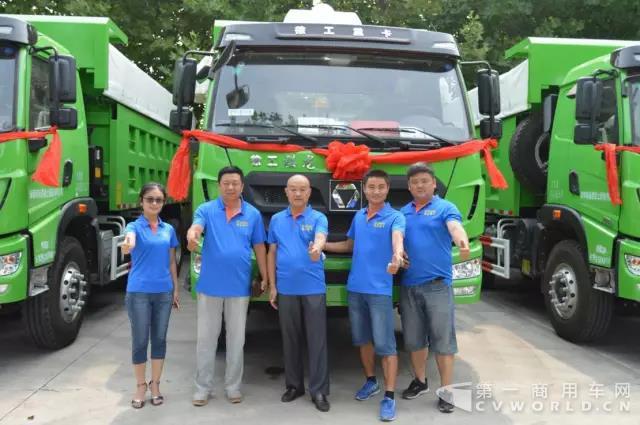 厲害！徐工數(shù)百臺(tái)新型城市環(huán)保渣土車陸續(xù)交付！.jpg