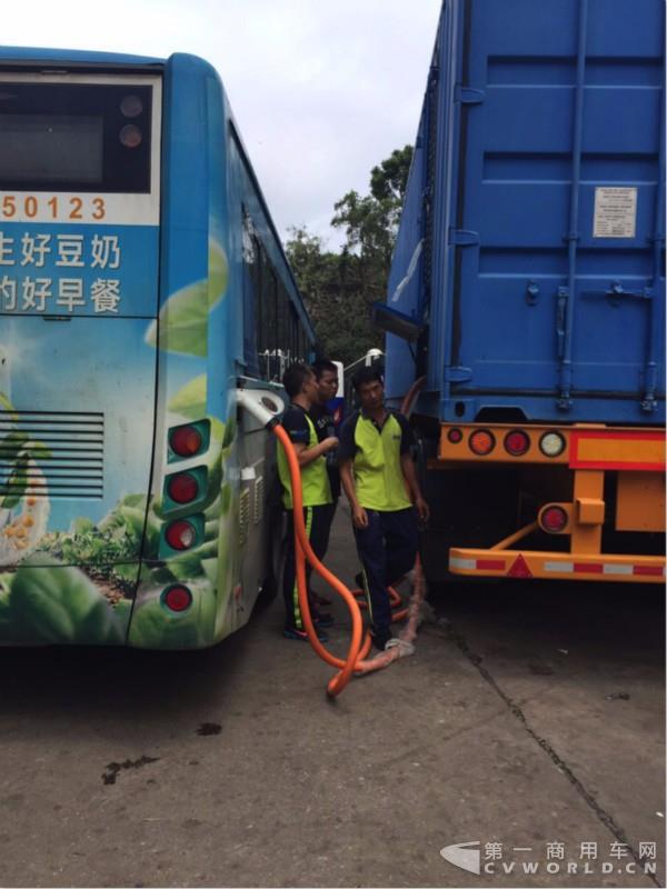 銀隆新能源服務(wù)團(tuán)隊頂風(fēng)冒雨、爭分奪秒為公交車緊急充電_meitu_1.jpg