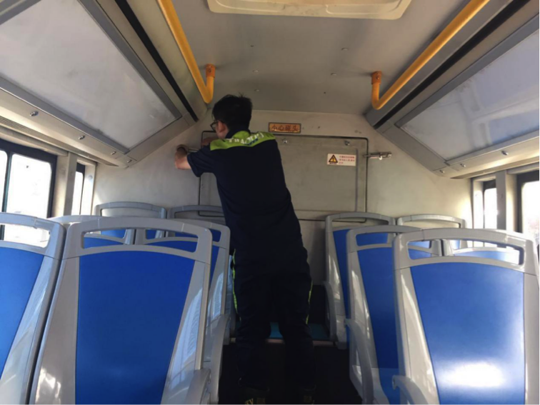 銀隆新能源團(tuán)隊在給公交車檢驗(yàn)安全.png