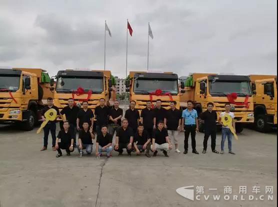 17臺(tái)HOWO渣土車(chē)交付渣土車(chē)公司.jpg