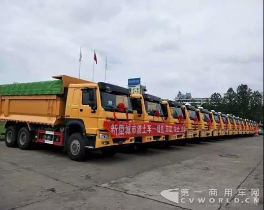 17臺(tái)HOWO渣土車(chē)交付渣土車(chē)公司1.jpg