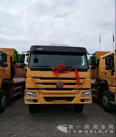 17臺(tái)HOWO渣土車(chē)交付渣土車(chē)公司2.jpg