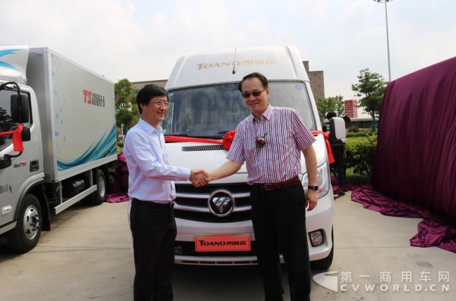 江蘇省汽車摩托車運動聯(lián)合會主席郝星辰和福田商用汽車集團商務汽車業(yè)務總監(jiān)潘林波為福田圖雅諾S高頂商旅版國五新品揭幕.jpg