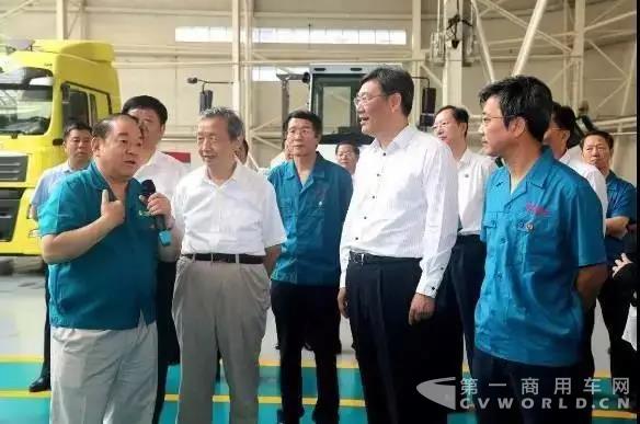 國務院副總理馬凱到中國重汽視察.jpg