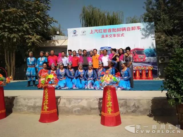 紅巖杰獅C500自卸車批量交付新疆用戶.jpg
