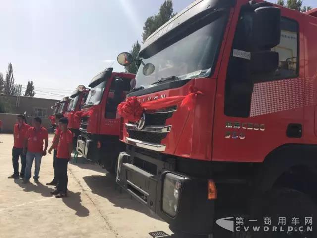 紅巖杰獅C500自卸車批量交付新疆用戶1.jpg