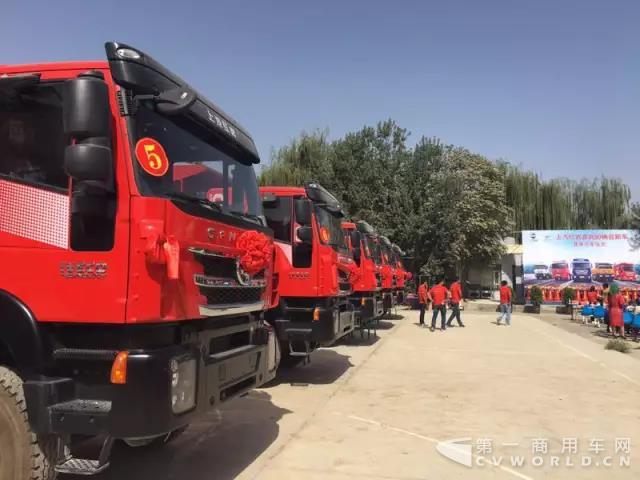 紅巖杰獅C500自卸車批量交付新疆用戶2.jpg
