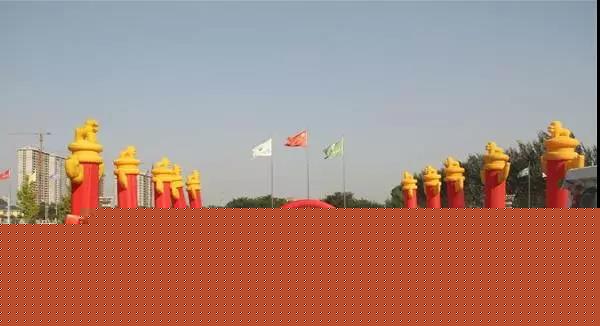 現(xiàn)場(chǎng)獲單257輛 重汽天然氣車(chē)型今年要賣(mài)2萬(wàn)臺(tái)2.jpg