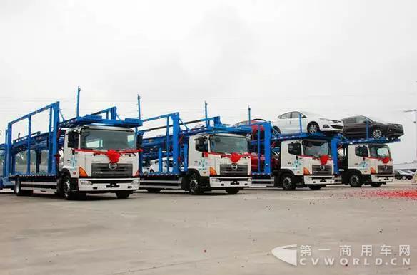 廣汽日野牽手重慶嘉川 首批交付50臺中置軸轎運(yùn)車.jpg