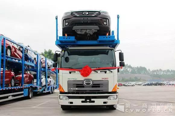 廣汽日野牽手重慶嘉川 首批交付50臺中置軸轎運(yùn)車1.jpg
