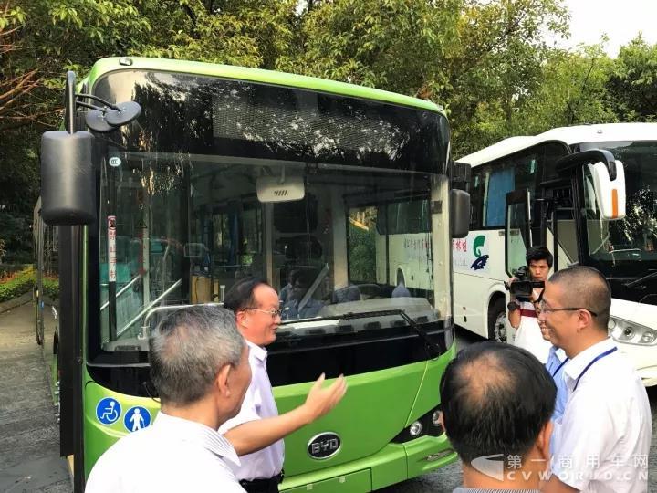 比亞迪K8、C8雙雙榮獲新能源客車“十佳創(chuàng)新車型”獎(jiǎng)5.jpg