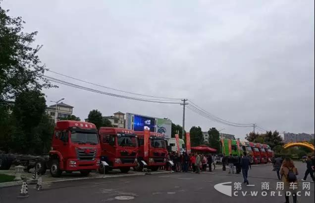 中國重汽品鑒會棗陽站再掀波瀾1.jpg