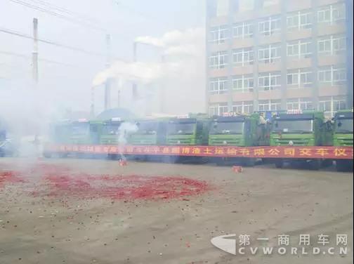 建設(shè)美麗江北水城，重汽HOWO智能渣土車一路先行 茌平用戶在50臺新型渣土車交付儀式上追加訂單20臺.jpg