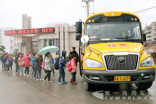學生上車_副本.jpg