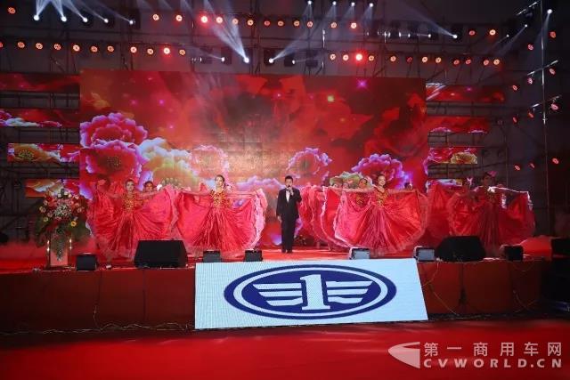 雙基地銷售突破雙萬輛！淄博見證解放歡慶之夜1.jpg