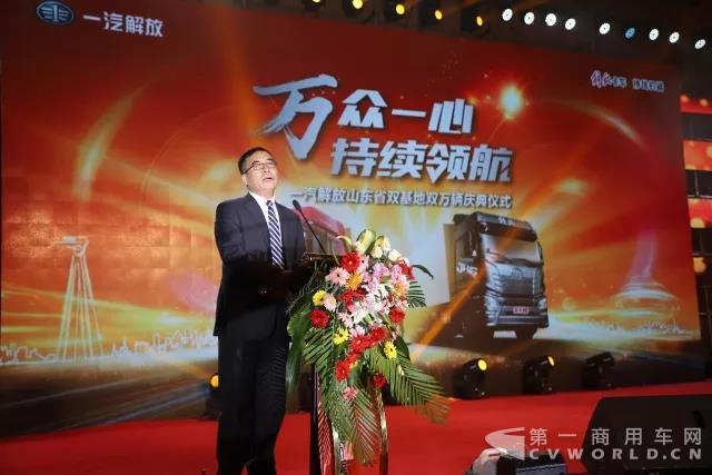 雙基地銷售突破雙萬輛！淄博見證解放歡慶之夜.jpg