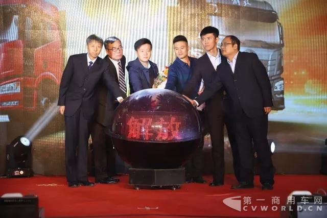 雙基地銷售突破雙萬輛！淄博見證解放歡慶之夜2.jpg