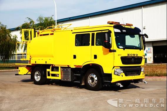 青島重工香港洗街車(chē)通過(guò)驗(yàn)收.jpg