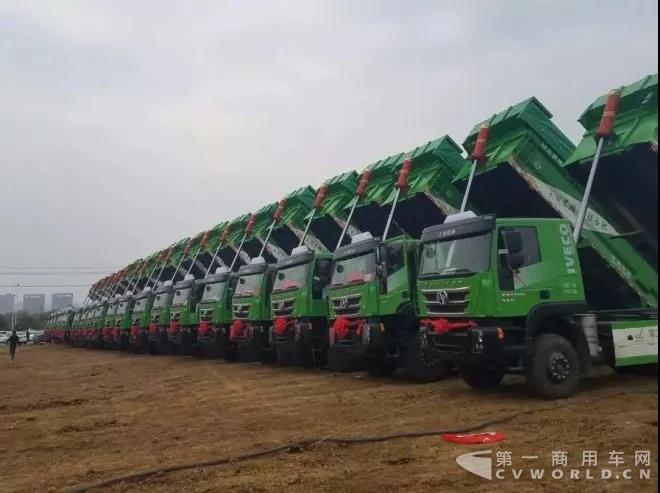 中集華駿60臺智能環(huán)保渣土車助力安徽省立北城醫(yī)院奠基開工1.jpg