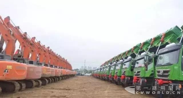 60臺(tái)紅巖新型環(huán)保渣土車，助力安徽省立北城醫(yī)院奠基開工.jpg