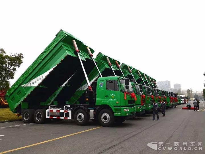 首批10臺(tái)華菱新型環(huán)保城市渣土車(chē)交車(chē) 強(qiáng)強(qiáng)合作共建美好詩(shī)城.jpg