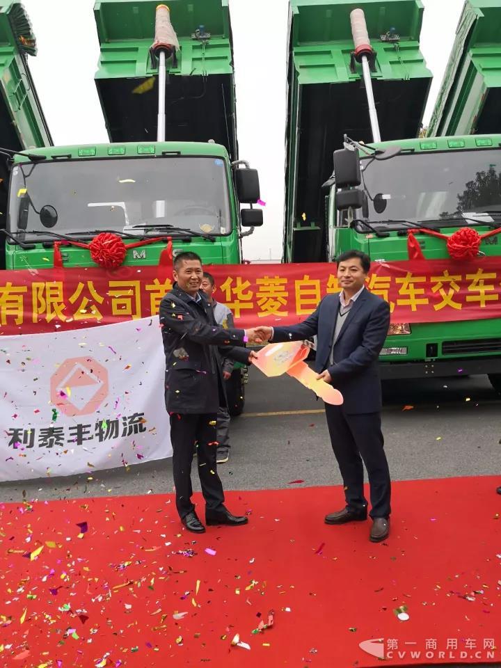 首批10臺(tái)華菱新型環(huán)保城市渣土車(chē)交車(chē) 強(qiáng)強(qiáng)合作共建美好詩(shī)城1.jpg