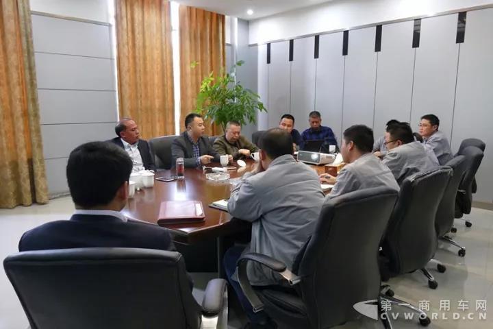 重慶小南海水泥廠運輸處長李富走進華菱星馬再下單1.jpg