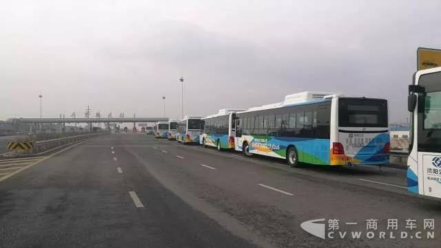 黃海87臺DD6120CHEV2N氣電混合動力公交車交付沈陽客運(yùn)集團(tuán).jpg