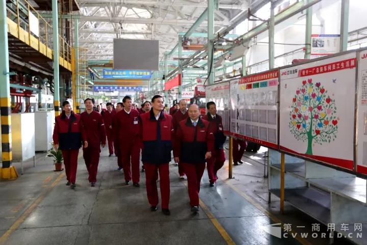 江淮汽車公司領(lǐng)導(dǎo)走進(jìn)輕卡一廠各車間2.jpg