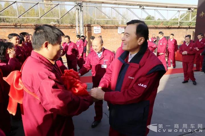 江淮汽車董事長安進(jìn)與員工代表親切握手.jpg