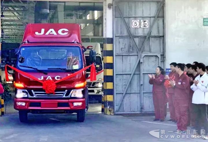 輕卡一廠第959720臺(tái)車輛下線1.jpg