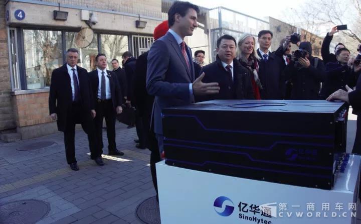 加拿大總理特魯多參觀億華通氫燃料電池發(fā)動機.jpg