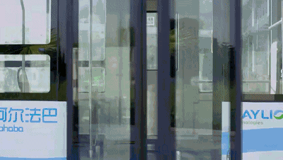 厲害了JAC！全球首批無人駕駛公交車在深圳投入運(yùn)行3.gif