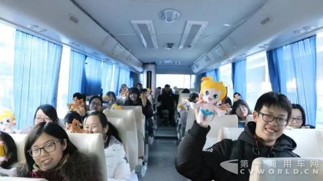 國內(nèi)首輛“無霾巴士”上線運(yùn)營！3.jpg