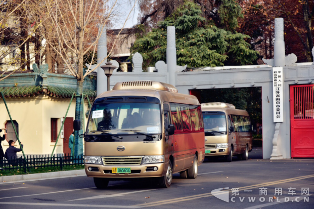 開沃純電動駛出政府大院.png