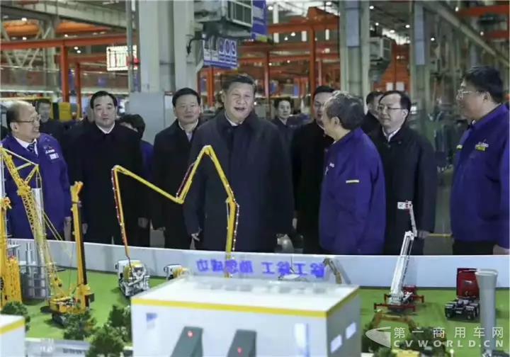 習總書記來到公司起重機底盤裝配車間.jpg