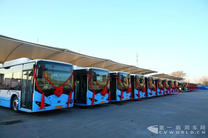 助力藍(lán)天保衛(wèi)戰(zhàn)！比亞迪350輛純電動公交車首次投運(yùn)北京1.jpg