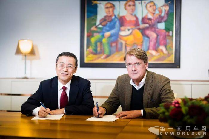 李東輝先生（左）與Christer Gardell先生（右）簽署股權(quán)收購協(xié)議.jpg