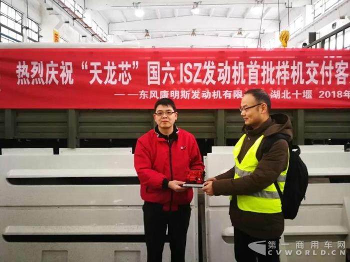 完成新年第一個小目標，國六“天龍芯”首批樣機交付東風商用車！2.jpg