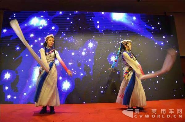 上汽紅巖互聯(lián)網(wǎng)夢(mèng)想卡車(chē)安徽阜陽(yáng)發(fā)布會(huì)火爆開(kāi)啟5.jpg