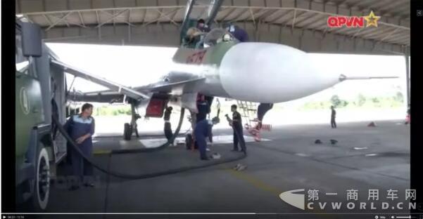越南蘇27戰(zhàn)機(jī)補(bǔ)給車用中國斯太爾卡車.jpg